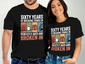 Camiseta Sixty Years of Breaking Things, Divertido Regalo 60 Cumpleaños para Hombre y Mujer - Imagen 1 de 17