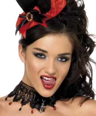 Gargantilla con cinta gótica de encaje y cuentas y cruz con joyas vestido elegante Halloween Foto 1 de 4