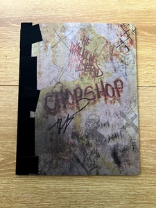 SIGNED THE WALKING DEAD CHOP SHOP JOURNAL 2013 VERY RARE - ROBERT KIRKMAN - Picture 1 of 3