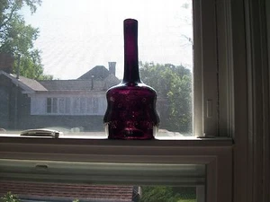 WUNDERSCHÖNE TIEFE PFLAUME LILA HANDEMAILLIERTE OFFENE PONTIL FRISEURFLASCHE FLEUR DE LIS - Bild 1 von 6