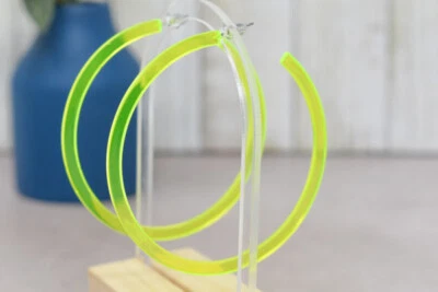 Pendientes de aro de lucita translúcidos de neón retro grandes delgados de los 80 *aros escamosos* Foto 1 de 4