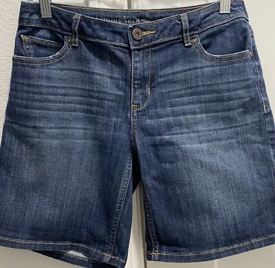 Bermuda jeans feminina Simply Vera Wang lavagem escura desgastada com zíper bolsos 2 em excelente estado usado - Imagem 1 de 4