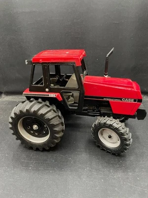 ERTL CASE INTERNATIONAL 3294 TRACTOR FRONT WHEEL DRIVE 1/16Th Red - Image 1 of 4
