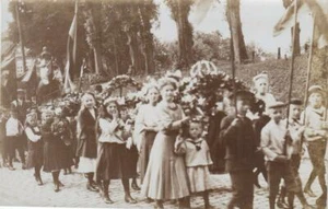 Fest Feier Veranstaltung Verein  Kinder    Fahnen  alte Fotokarte  (f12) - Picture 1 of 2