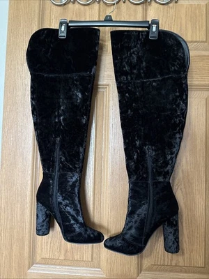 Botas hasta la rodilla Just Fabulous 7,5 negras de terciopelo aplastado con cremallera Foto 1 de 4