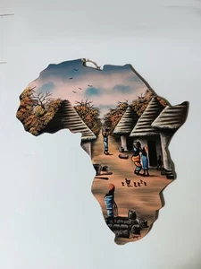 Decorazione da parete dipinto a mano villaggio africano arte popolare firmata Sam legno a forma di Africa - Foto 1 di 9