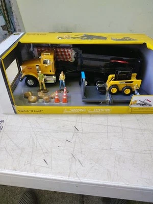 LP85797 John Deere 1/32 Construction Switch n' Load Peterbilt Semi 47523 Tomy - Image 1 of 4