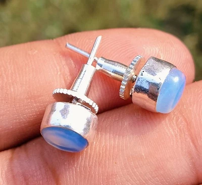 Piedras preciosas de opalita blanca enchapadas en plata de ley 925 1 par de tachuelas únicas Foto 1 de 3