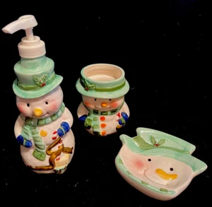 ADORABLE juego de fregadero de baño muñeco de nieve. Dispensador de jabón, plato, soporte para taza/cepillo de dientes - Imagen 1 de 12