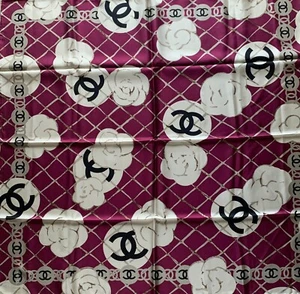 CHANEL Logo CC Kamelie burgundisch Seide quadratisch Halstuch Schal - Bild 1 von 5
