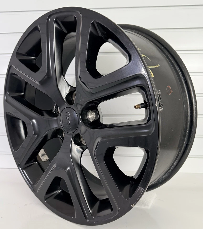 Llanta Jeep Renegade 2015-2023 fabricante de equipos originales 18" negra brillante 6Eq47MX5AA 9149 #2 Foto 1 de 4