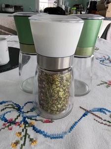 3 Gewürzmühlen aus Glas, 1neu, 2 gebraucht mit Mahlwerk - Bild 1 von 1