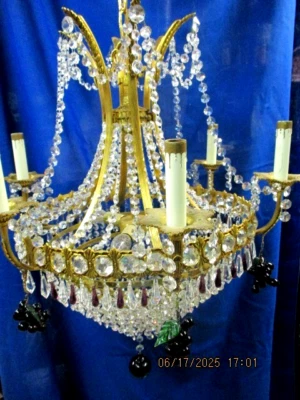 Lámpara de araña pesada de latón/bronce, prismas transparentes/amatista, uvas de vidrio, estilo imperio Foto 1 de 4