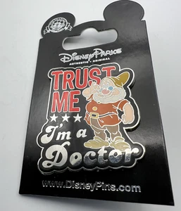 Disney Doc - Blancanieves siete enanitos confía en mí soy médico - Prendedor médico cirujano - Imagen 1 de 5