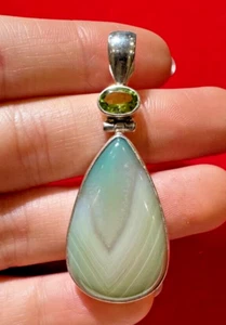 Vintage TGGC Plata de Ley Lágrima Tallado Verde Peridoto Ágata Colgante DA4 - Imagen 1 de 3