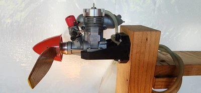 VINTAGE MAGNUM XL 25 GLOW ENGINE WITH MUFFLER, CARB,ENGINE MOUNT, PROPELLER - Image 1 of 4