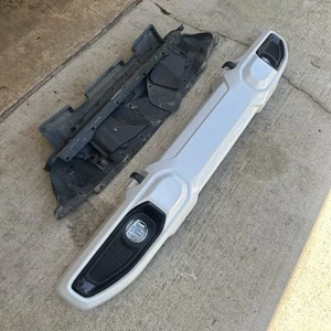 2018-2024 Jeep Wrangler Gladiator White Front Bumper Plastic OEM w Fog Lights - Picture 1 of 9