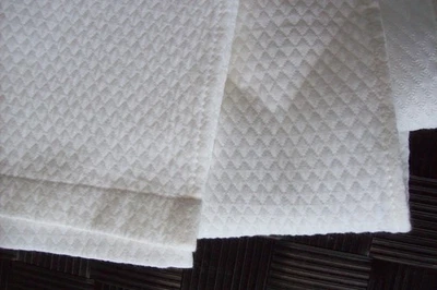 "Falda de cama king blanca ~ patrón de diamantes texturizados ~ caída de 14"" ~ esquinas divididas ~ algodón/poliéster" Foto 1 de 4