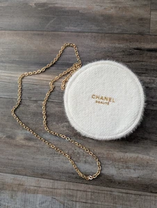 Chanel Beaute Round Make Up Bag Fuzzy VIP Gift with Purchase GWP + Gold Strap - Bild 1 von 6