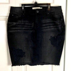 Mini Skirt Size 14 NWOT Torrid Black Distressed Floral Embroidered - Picture 1 of 12