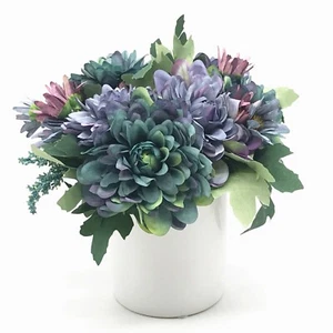 Seidengänseblümchen und gemischte Blumenarrangements in weißer Keramikvase mit Kunstwasser - Bild 1 von 13