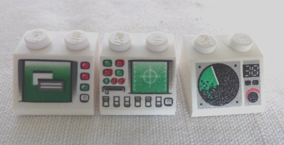 Juego de 3 paneles de computadora LEGO, pendientes de patrón de radar 2 x 2 x 1, pendientes de 45 grados Foto 1 de 1