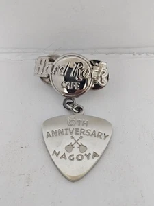 Hard Rock Cafe NAGOYA 6° anniversario logo e spilla plettro chitarra - Foto 1 di 3