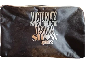 Bolso de Maquillaje Victorias Secret Fashion Show 2012 Usado Negro Plata Estuche 10 X 6 - Imagen 1 de 3