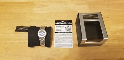 Reloj deportivo de acero con licencia Sun Time NCAA Team BYU Brigham Young Cougars Foto 1 de 4