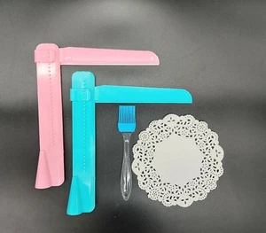 Raspadores de Pasteles Ajustables 2 piezas, Cepillo de Silicona + Juego de 5 Tapetes de Papel Suavizantes para Pasteles - Imagen 1 de 12