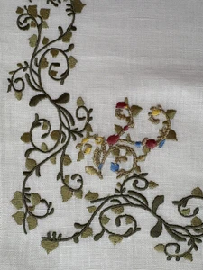 TELAS TAFFORD Trailing vid bordado/acentos de lúrex dorado - lino marfil - 19" cuadrado - Imagen 1 de 9