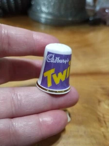 Vintage Cadbury's cioccolato twirl caramelle pubblicitarie porcellana ditale - Foto 1 di 3