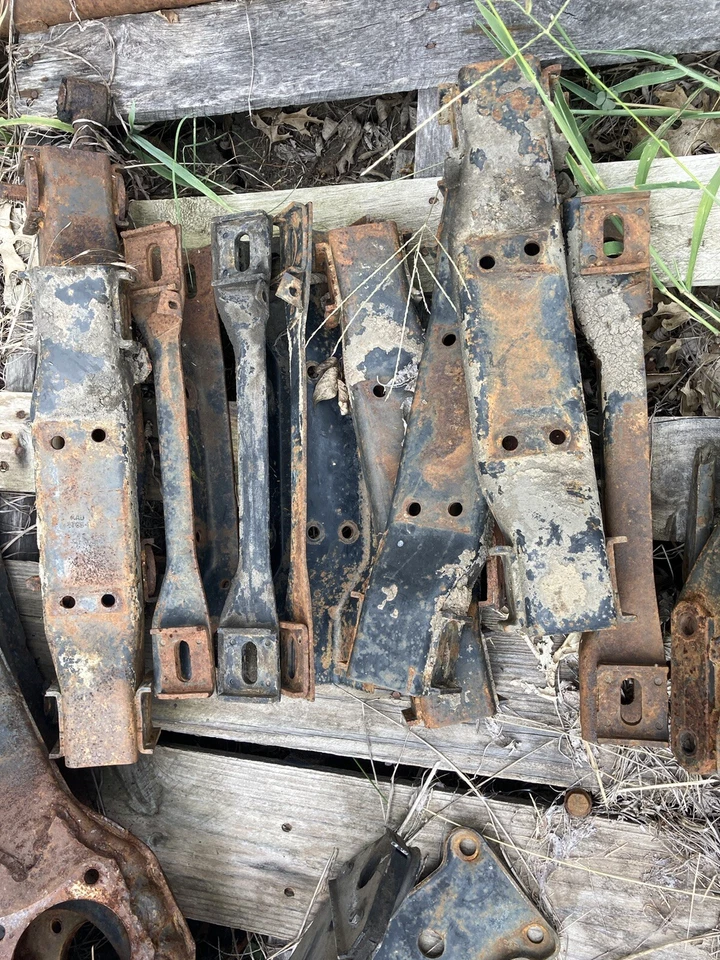 C-3 CORVETTE 68-79 STRUT ROD INNER MOUNT BRACKET - image 1 of 1