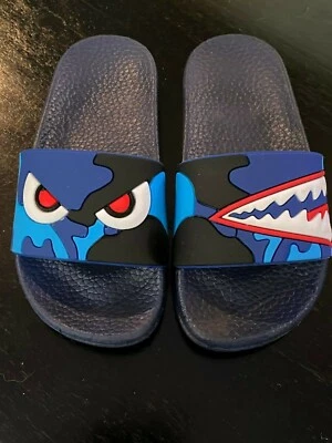 Nuevo con etiquetas Sandalias Toboganes Niño Zapatos Agua Azul Tiburón Camuflaje Monstruo Talla 9 Foto 1 de 4