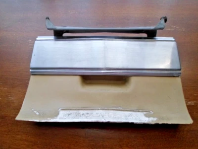 Oldsmobile Cutlass 1975 - tapa de combustible de gasolina tapa moldura Foto 1 de 4