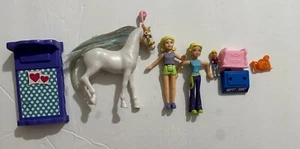 Lot de trois Polly Pocket, cheval, figurines et meubles - Photo 1/10
