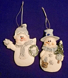 Mr and Mrs Pupazzo di Neve Ornamenti Natalizi Bianco Pallido Resina 3 3/4" Corona Albero - Foto 1 di 5