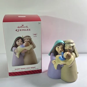 Hallmark Ornament 2014 STILLE NACHT HEILIGE NACHT BABY JESUS KRIPPE MUSIK CHOR - Bild 1 von 1
