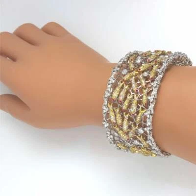 Impresionante brazalete artesanal de piedras preciosas con motivo de pez dorado de la suerte plateado Foto 1 de 4