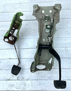 Toyota Hilux RN30 RN40 2WD Model 1979 84 Brake and Clutch Pedals Used LHD - Picture 1 of 17