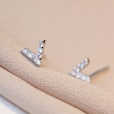 Pendientes letra V, pendientes inicial V, pendientes minimalistas, plata de ley Foto 1 de 4