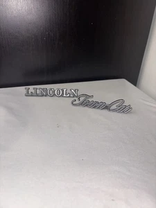 Placa de identificación insignia emblema Lincoln Town Car 1975-1988 OEM 40160 D5VB-5506042 - Imagen 1 de 14