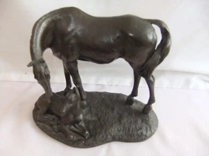 Vintage Cold Cast Bronze Mare & Foal Signed Front Base 17x19x10cm 1088 grams - Picture 1 of 6