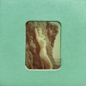 Rocky Beach Pinup Niña Diapositiva Estéreo Realista 3D Mujer Desnuda Foto Arte B1777 - Imagen 1 de 4