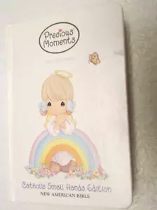 Precious Moments New Testament: New American Version, White Catholic Small Hands - Foto 1 di 5