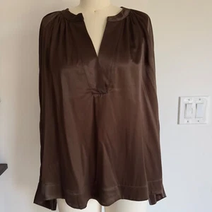 Blusa RAILS Wynna Top-Marrón Musgo Oscuro-Mangas Largas Cuello en V Satén-Talla XL-PRECIO DE VENTA SUGERIDO POR EL FABRICANTE $263 - Imagen 1 de 15