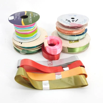 Paquete misterioso de cintas de probabilidades y finales colorido envoltorio de regalo seda brillante Foto 1 de 4