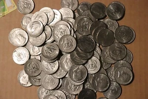 1971-2025 P or D Mint Kennedy Half Dollar Average Circulated Buying 1 Coin - Picture 1 of 2