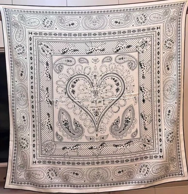 Nuevo Mantón bufanda doble cara estampado corazón Sallys 70 % cachemir y 30 % seda 2025 53" Foto 1 de 4