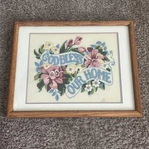 Vintage Gott segne unser Zuhause fertige Stickerei gerahmt Floral rosa blau Blume - Bild 1 von 8